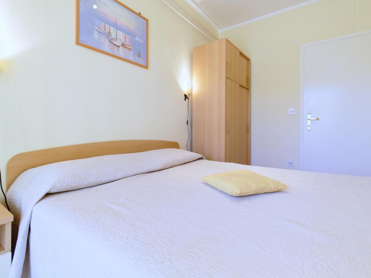 Apartments Marta By Rent Istria Новиград Екстериор снимка