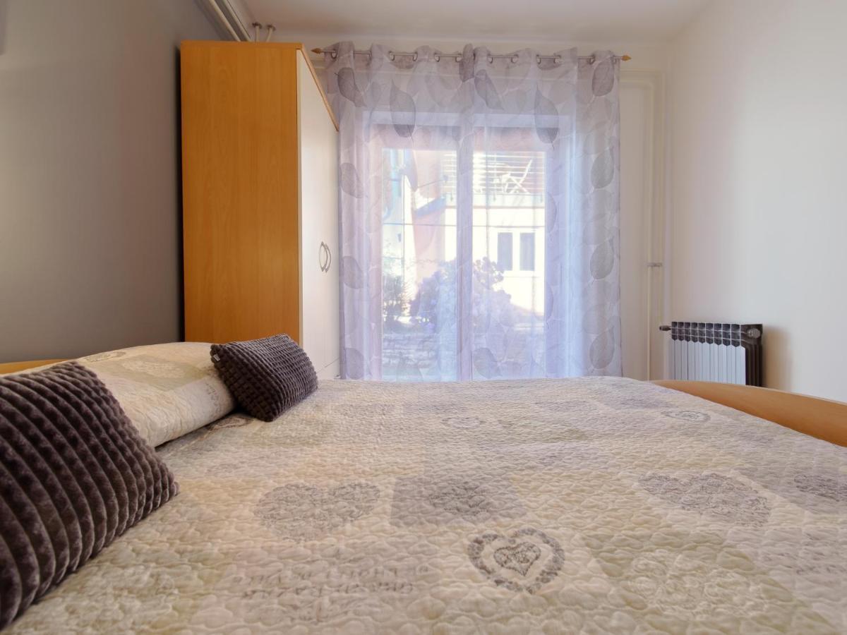 Apartments Marta By Rent Istria Новиград Екстериор снимка